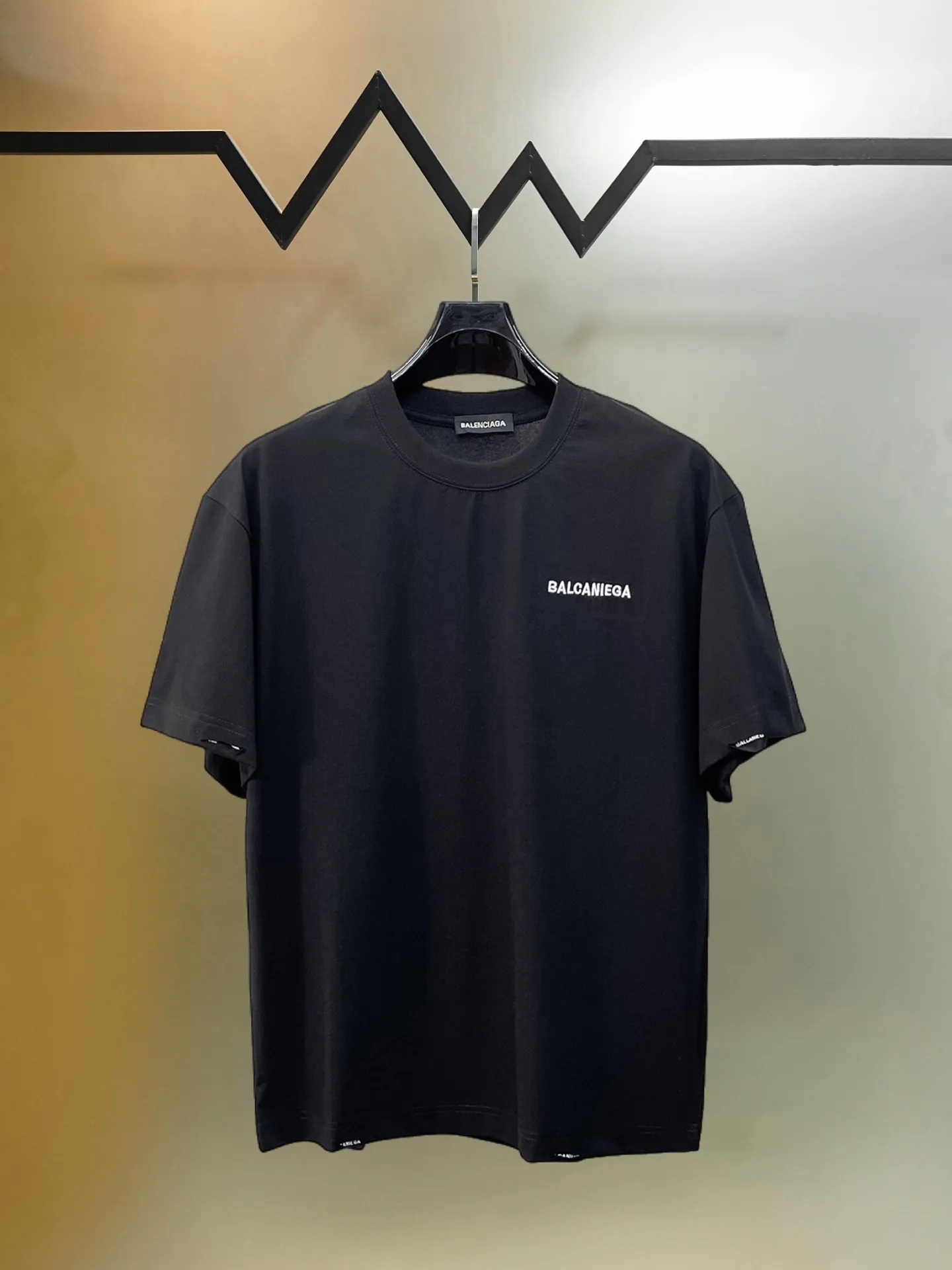 Balenciaga's high-end top-quality products 🐮2026 Spring and Summer New Arrival first counter, the latest New Arrival short-sleeved round neck T-shirt, Premium customized design, avant-garde and fashionable! Brand logo heavy craftsmanship design Premium customized 260g fabric. Soft to the touch. Comfortable to wear. Counter-level exquisite stitching. Fine workmanship. The upper body effect is incomparably handsome! A must-have item for men and women with the same style! Sizes: S~XXL When placing an order, please state your height and weight. The maximum wearing size is 210 pounds (one size larger)